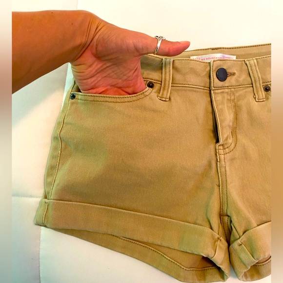 No boundaries khaki denim shorts. Size 11 Juniors. Pockets, button & zip front - Picture 3 of 5